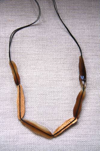 Stylische Kette aus Alu- und Hornplättchen